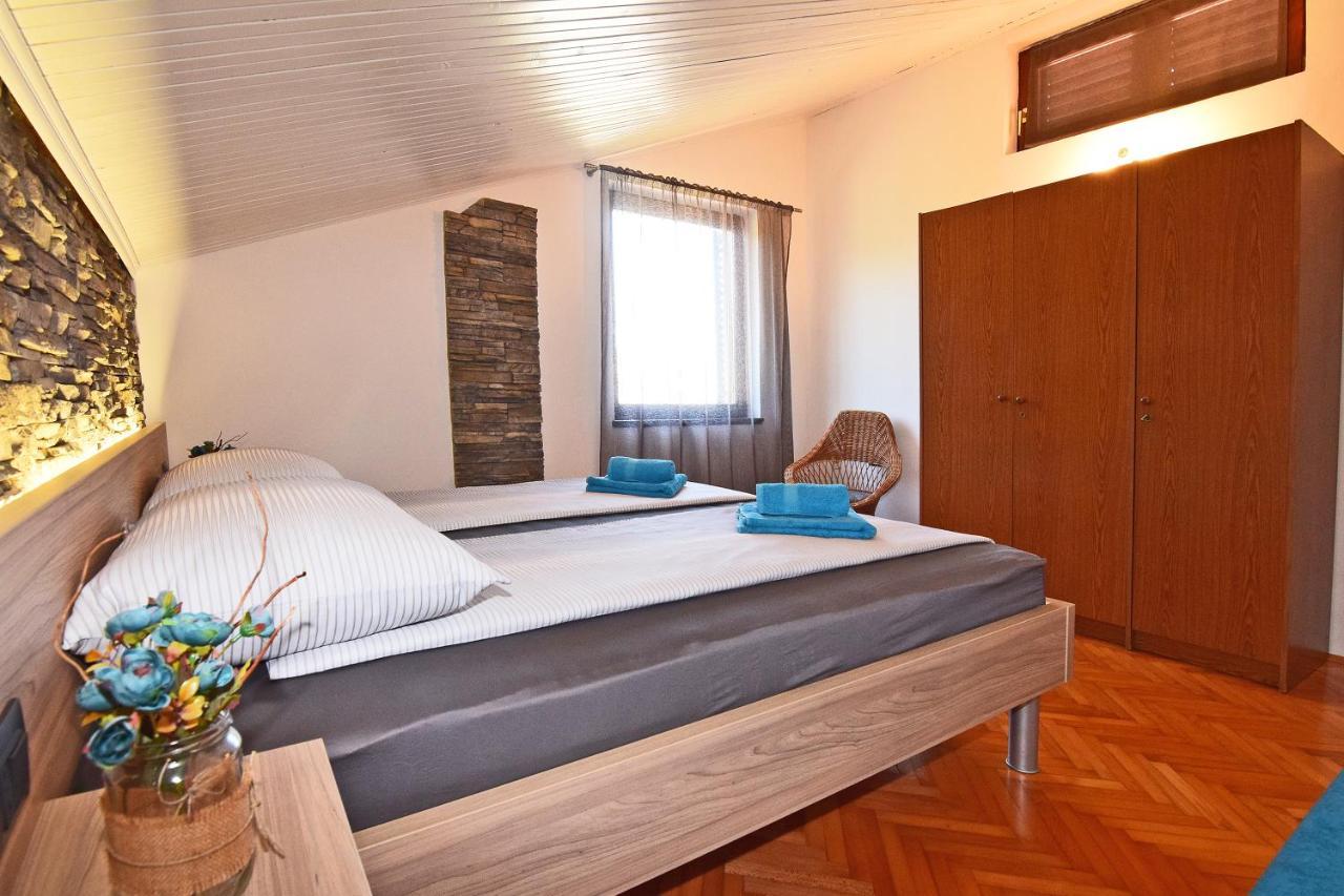Apartment Leona Pola Esterno foto