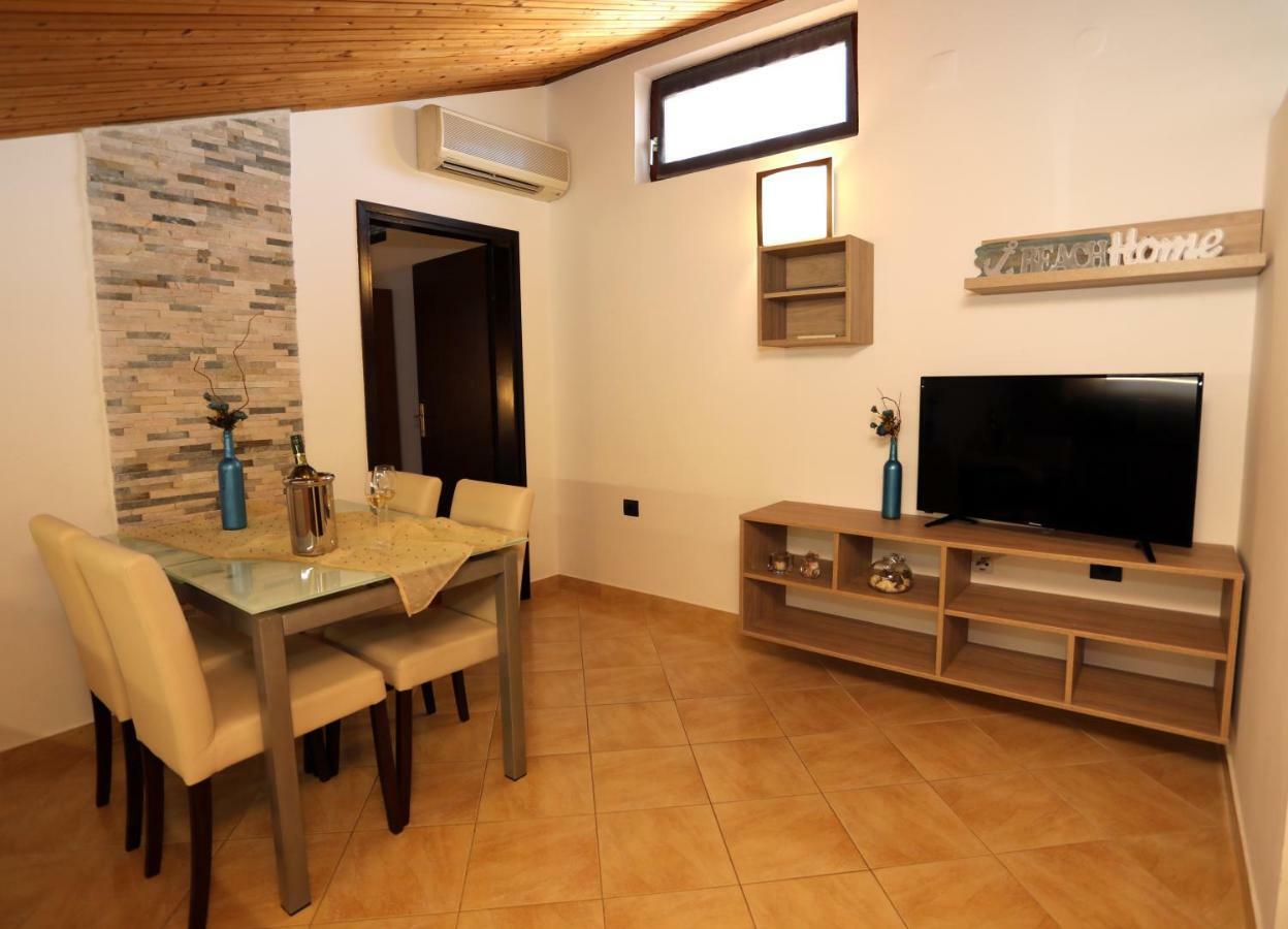 Apartment Leona Pola Esterno foto